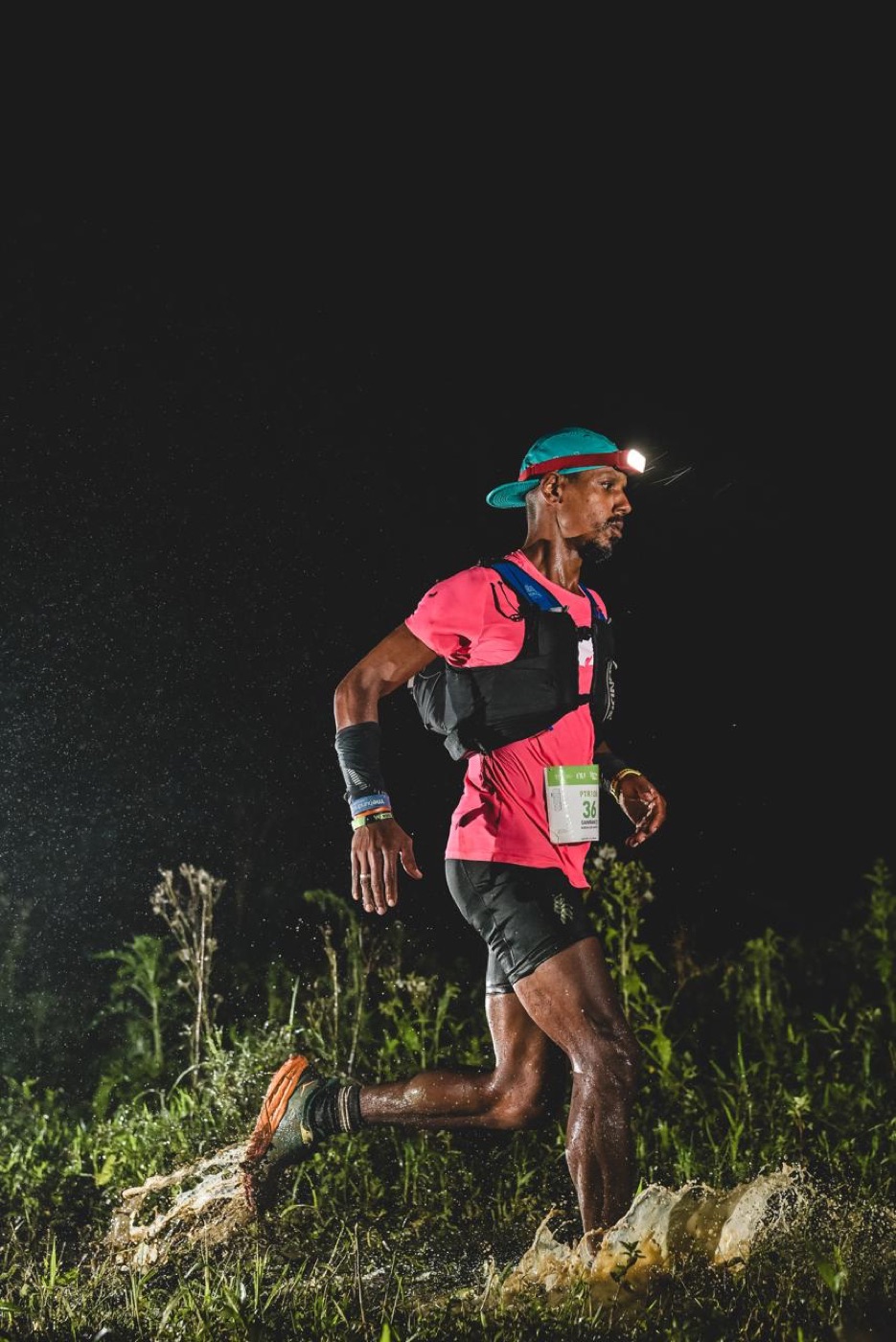 Gian correndo à noite em prova de trail