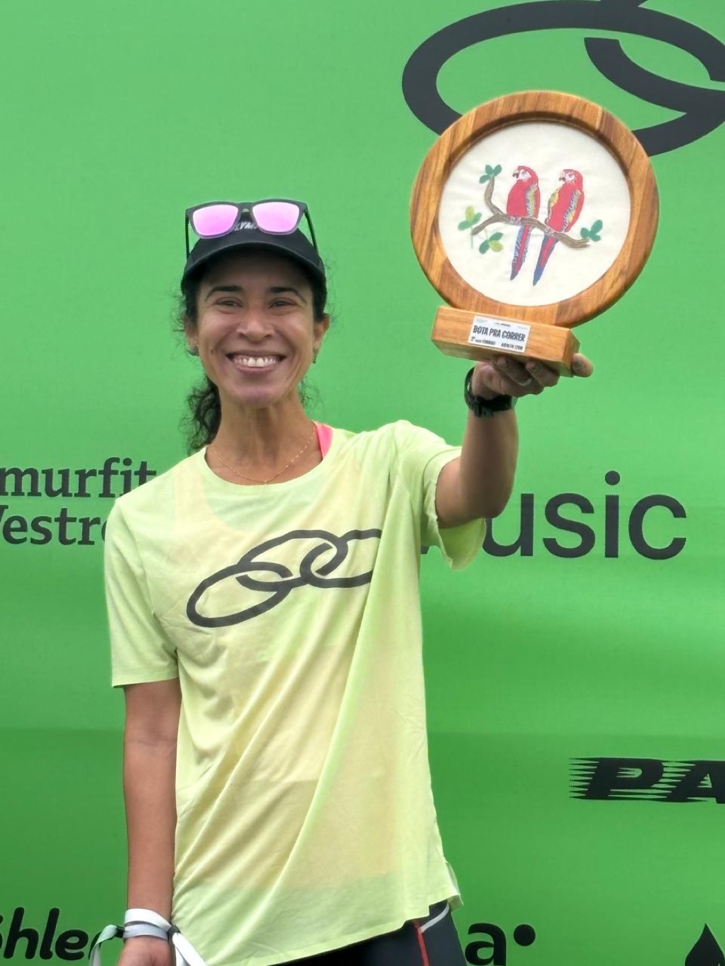 Juliana Véras com troféu de pódio